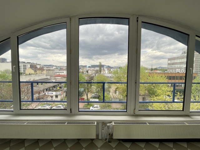Budapest XIII. kerületének kedvelt részén hangulatos, tágas iroda irodaházban kiadó!