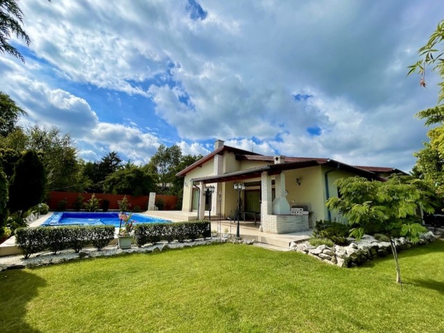 Tükörhegyen privát magánútról megközelíthető medencés luxusvilla eladó