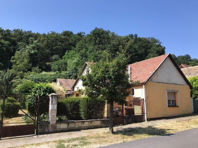 Törökbálinton eladó egy 1183 m2-es telek az Ófalu városrészben.