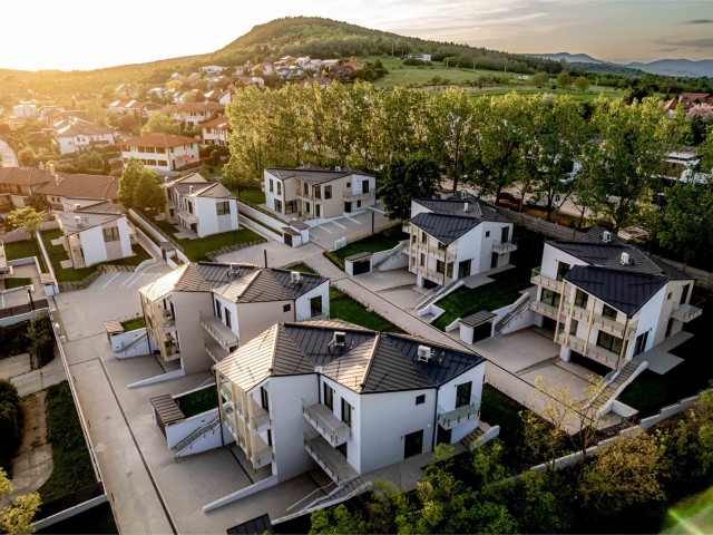 Üröm-i Lakóparkban ikerház eladó. D1.