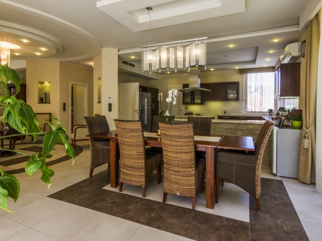 Elegáns, modern stílusú panorámás villa 